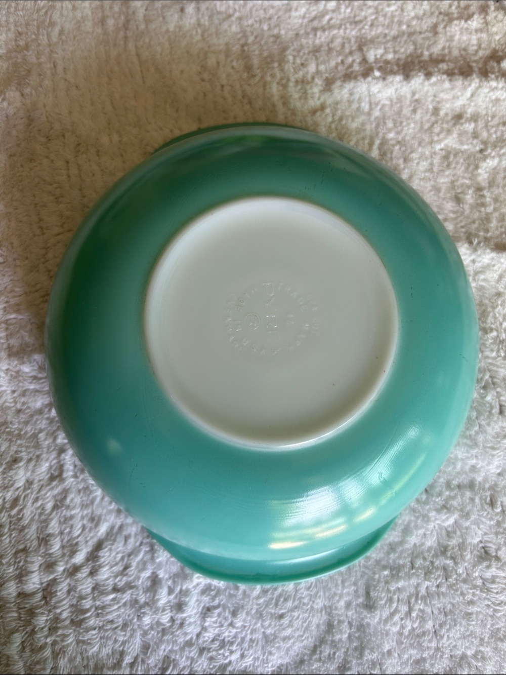 Vintage Round 024 Pyrex Turquoise Casserole Dish.